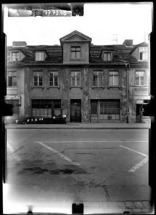 Potsdam, Gutenbergstraße 23. Wohnhaus mit Läden (18. Jh.). Straßenfront