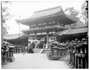 Nara. Touristen vor dem Kasuga-Taisha Schrein mit Heiligen Laternen