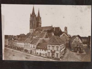 Oschatz, Blick zur Kirche St.-Aegidien : Oschatz. Neumarkt mit Rathaus (1536/1546, 1842; B. Kramer, G. Semper), Stadtkirche St. Ägidien (1443/1464 und 1846/1849; C. A. v. Heideloff)