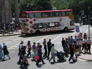 Rundfahrten : Stadtzentrum Edinburgh, Fußgänger, Linienbus. Aufgenommen im Juni 2005. Foto Uwe Gerig