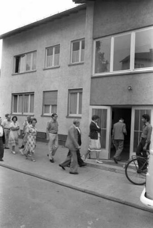 Informationsbesuch der CDU-Stadtratsfraktion im Übergangswohnheim in der Wolfartsweierer Straße 5 anlässlich der gemeinsamen Unterbringung von Aussiedlern und Asylanten