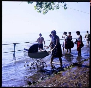 Bregenz (Österreich): überschwemmter Landungssteg, mit Kinderwagen im Wasser