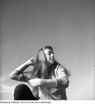 Ostsee; Gisela mit Reifen, beim Sprung