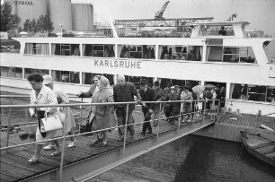 Fahrt der Arbeiterwohlfahrt mit dem neuen Fahrgastschiff "Karlsruhe" für alte Menschen