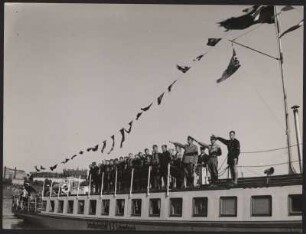 Bei der Abfahrt des Schulheimschiff "Hans Schemm" wird die Hakenkreuzfahne gehisst