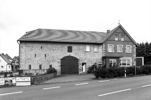 Wohn-Wirtschaftsgebäude (Wohn- und Wirtschaftsgebäude, Ziegel- und Werkstein); Vöhl, Korbacher Straße 19