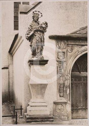 Heiligenfigur "St. Nepomuk" am Portal der katholischen Pfarrkirche Reichenbach