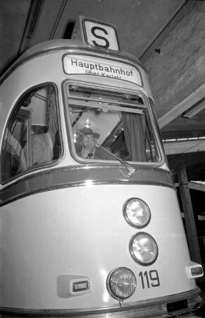 Inbetriebnahme des ersten Großraumwagens der Städtischen Straßenbahn.