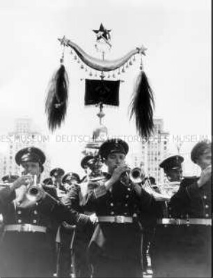 Russisches Musikkorps auf der Berliner Stalinallee