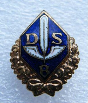 Ehrenabzeichen mit halbem Goldkranz Deutscher Stenografenbund (mit Broschennadel) : Sammlung Beinhorn. Ehrenabzeichen mit halbem Goldkranz Deutscher Stenografenbund (DSB mit geflügelter Feder auf blauem Grund, mit Broschennadel). Email, Metall, vergoldet; Maße 19 x 15 mm (nach 1947). Dresden: SLUB R c 0197