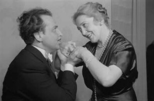 Szenenbilder aus dem Lustspiel "Edouards Kinder" von Marc-Gilbert Jackson, R. Bottomley und F. Jackson an der Komödie Berlin : Szene mit Georg Thomalla und Käthe Dorsch