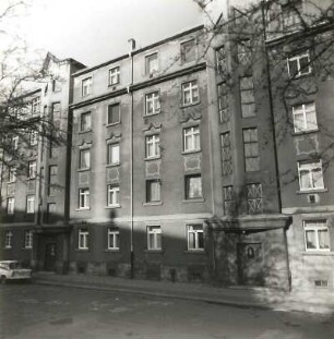 Dresden-Mickten, Rietzstraße 58/56. Wohnanlage (Wohnungsbaugenossenschaft für Dresden und Vororte e.G.m.b.H; 1928). Straßenansicht von Ost-Südosten