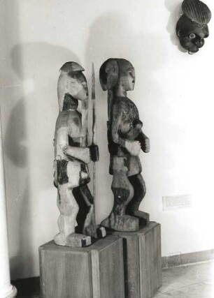 Zwei Ahnenfiguren (?). Holz, geschnitzt. Afrika. Dresden: Museum für Völkerkunde