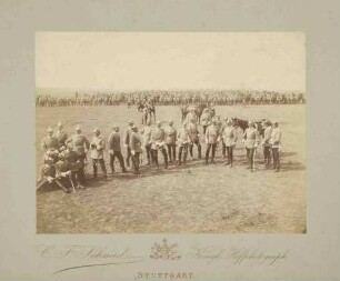 Besichtigung des Regiments auf dem langen Feld bei Ludwigsburg, Offiziere teils stehend oder sitzend, im Hintergrund Soldaten in Aufstellung