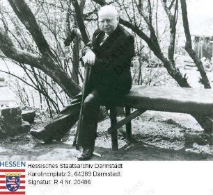 Storck, Karl Ludwig (1891-1955) / Porträt, in Park auf Bank sitzend, Ganzfigur