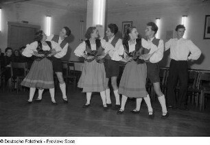 Tanzende Paare beim Kreisausscheid der Volkskunst