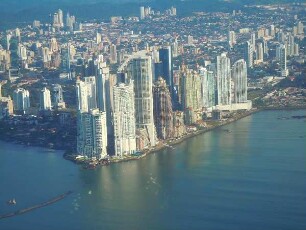 Panama-City aus der Luft : Aufgenommen währen des Landeanfluges einer kleinen Propellermaschine über Panama-City am 14. Septenber 2011