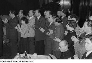 Gruppenbildnis applaudierender Funktionäre