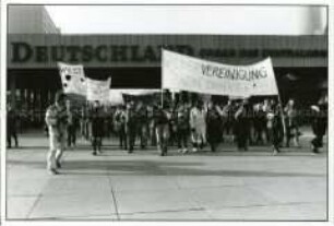 Transparent gegen die Wiedervereinigung bei der Demonstration von Kulturschaffenden