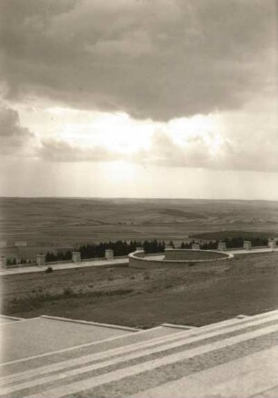 Buchenwald. Nationale Gedenkstätte auf dem Ettersberg bei Weimar. Straße der Nationen mit mittlerem Ringgrab