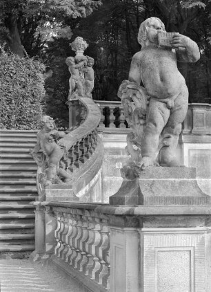 Großsedlitz. Stille Musik : Heidenau-Großsedlitz. Barockgarten (1719/1727; J. C. Knöffel, M. D. Pöppelmann, Z. Longuelune). Treppenanlage "Stille Musik" (um 1730; M. D. Pöppelmann), linker Lauf mit Panpfeife blasendem Putto
