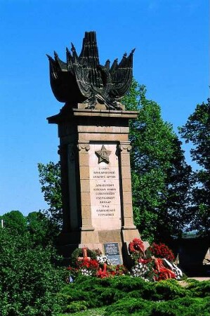 Torgau - Sowjetisches Denkmal : Sowjetisches Siegesdenkmal in Torgau zur Erinnerung an das erste Zusammentreffen mit US-Truppen 1945 an der Elbe, aufgenommen c. 2001