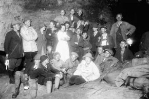 Gruppenbildnis, aufgenommen in einer Höhle oder einem Stollengang
