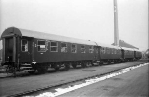 Karlsruhe: Ausbesserungswerk; neue Wagen, zusammengestellt