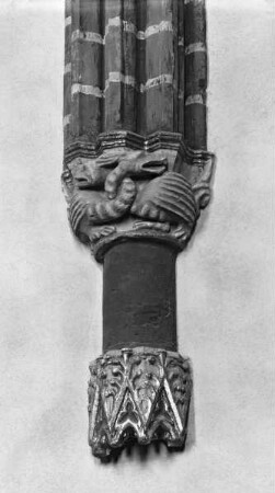 Konsole mit zwei verschlungenen Drachen und Fialen