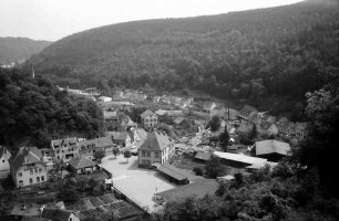 Hardenburg: Burg Hardenburg, von der Burg auf den Ort im Isenachtal