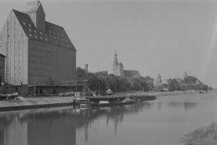 Tangermünde. Speichergebäude am Hafen, Blick zur Altstadt mit St. Stephanskirche