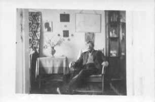 Hans Richter in seiner Wohnung in Ankara, ausgestattet mit Arbeiten seiner Frau (der Bildhauerin Etha Richter)