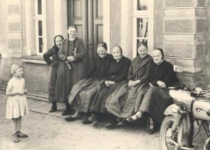 Frauen in der Hoyerswerdaer Tracht aus Spohla : Kleidung - Hoyerswerdaer Tracht. Ort: Spale / Spohla. Frauen in der Hoyerswerdaer Tracht als Zuschauerinnen beim Stoppelreiten (Sonntagnachmittag)