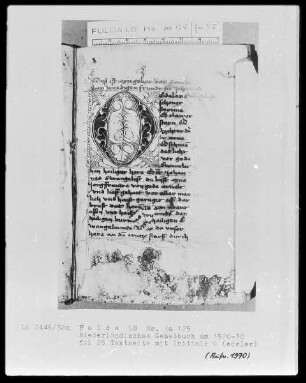 Niederdeutsches Gebetbuch mit teils eingeklebten, teils eingeprägten Kupferstichen — Initiale O (edeler), Folio 25 recto
