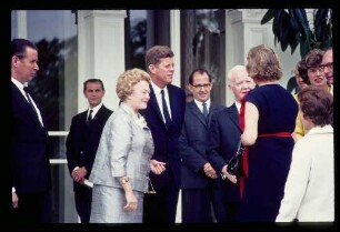 Beim Bundespräsidenten/ Kennedy, Lübke, Gattin begrüßen Gäste