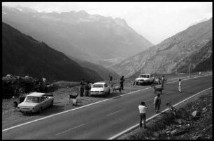 Hochgurgl: Parkplatz, Autos, Publikum und Ziegen auf der Angerer Alm