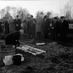 Friedhof Glashütte: Grundsteinlegung der Friedhofskapelle: Bürgermeister Hans Bombeck schlägt Steine im Grundstein fest