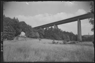 Nossen. Huthaus mit Autobahnbrücke