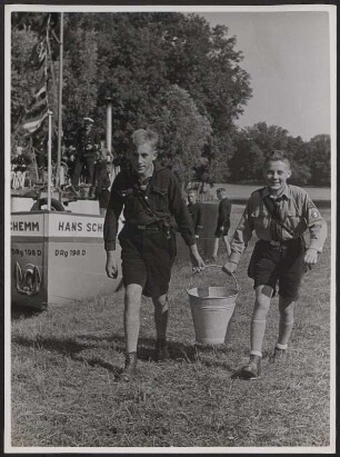 Zwei Hitlerjungen besorgen frisches Wasser im Rahmen des Küchendienstes