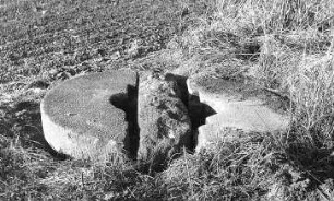 Markersdorf-Jauernick-Buschbach. Mühlstein beim ehem. Windmühlengehöft
