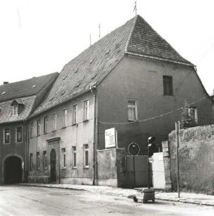 Pegau, Schloßplatz 1. Wohnhaus (um 1800). Straßenansicht