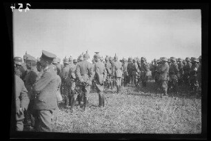 Bei Focșani (Rumänien): Soldaten mit Stahlhelm und Offiziere mit Pickelhaube, einer mit Tschapka, auf einem Feld (Seitansicht) ("Kaiserparade")