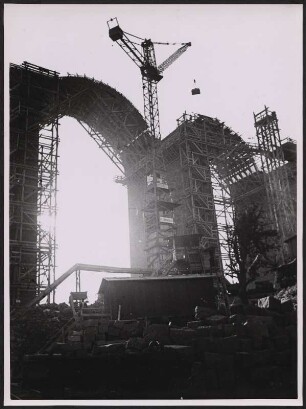 Baustelle einer Autobahnbrücke