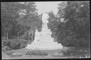 Budapest. Ignaz-Semmelweis-Denkmal (1906) : Budapest. Denkmal für den Hygieniker Ignaz Semmelweis (1906; Alajos Strobl) auf dem Elisabethplatz