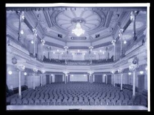 Rose Theater (auch: Ostend Theater, auch: Carl-Weiß-Theater), Berlin: Ansicht Zuschauerraum (Negativ zu Inv. Nr. TBS 035,12)