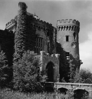 Bedburg-Hau. Schloss Moyland (1401/1500, 1766 und 1854; E. F. Zwirner, F. Schmidt)