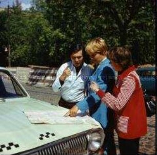 Freundschaftszug der DSF in die Sowjetunion: Moskauer Taxifahrer erklärt den Weg zur Volkswirtschaftsausstellung