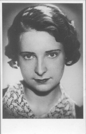 Porträt Susanne Listner. Fotografie (Weltpostkarte mit Widmung verso, bezeichnet "Döbeln, 18.4.38"), um 1935