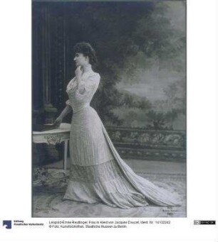 Frau in Kleid von Jacques Doucet