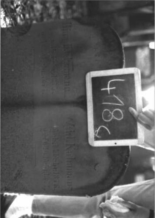 Grabstein 418 (Index: 100111782) Material: Sandstein Zustand: verwittert Maße HxBxT: 53x63x9 cm Beschreibung: Doppelstele, Schriftfelder eingetieft Besonderheit: Doppelgrab für Geschwister; - Kindergrab: Grabstein 418C
